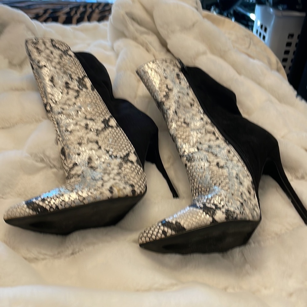 BLACK SUEDE 9! SNAKESKIN BOOTS